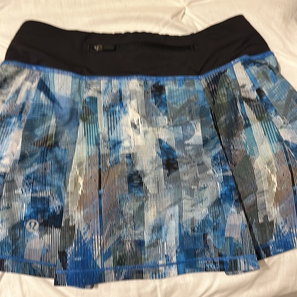 Lululemon reg 2 skort like new side pocket for phone - Picture 8 of 8